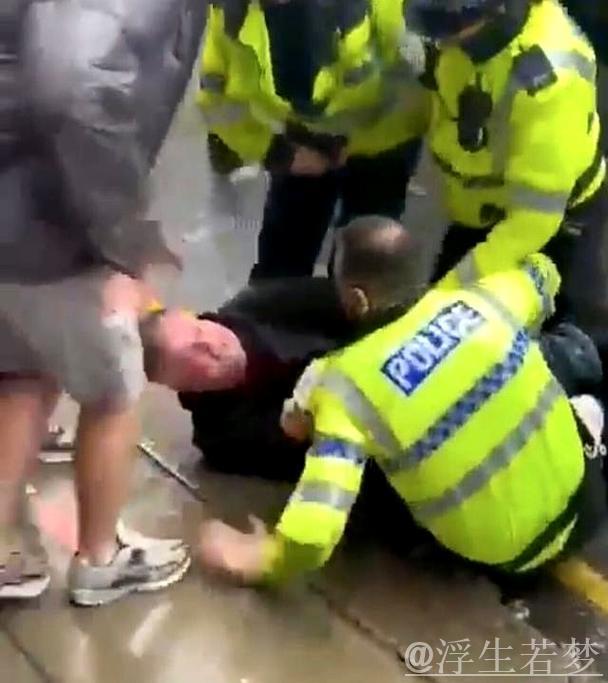 利物浦夺冠庆典吸引百万参与者,男子驾车冲撞致27人受伤送医 利物浦夺冠庆典吸引百万参与者,男子驾车冲撞致27人受伤送医